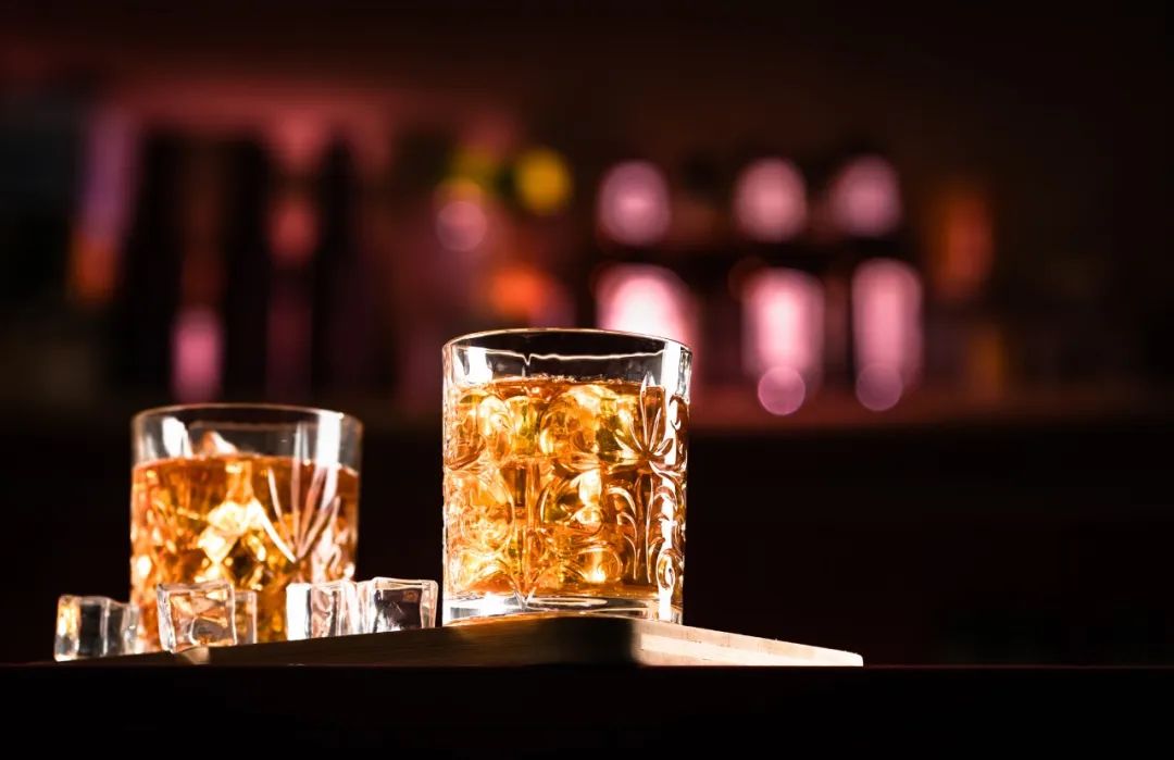 桌子上飲料的特寫圖片素材